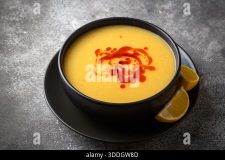 Traditionelle köstliche türkische Speisen; Rote Linsensuppe (türkischer Name; Mercimek corbasi) Stockfoto