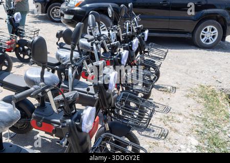 In Sokuluk, Kirgisistan, werden am 23. Juni 2024 mehrere brandneue chinesische Elektromotorroller verkauft Stockfoto