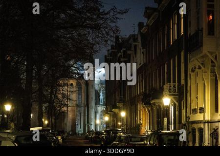 AMSTERDAM - Schäden an der Vondelkerk nach Feuer. Die Vondelkerk besteht nicht in der Gefahr eines weiteren Einsturzes; die Wände des brennenden Gebäudes bleiben stehen. Nach Angaben der Sicherheitsregion Amsterdam-Amstelland ist ein Statiker zu dem Schluss gekommen, dass keine weitere Gefahr eines Zusammenbruchs besteht. DINGENA MOL / ANP niederlande Out - belgien Out Stockfoto