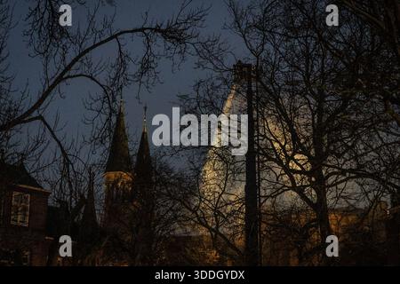 AMSTERDAM - Schäden an der Vondelkerk nach Feuer. Die Vondelkerk besteht nicht in der Gefahr eines weiteren Einsturzes; die Wände des brennenden Gebäudes bleiben stehen. Nach Angaben der Sicherheitsregion Amsterdam-Amstelland ist ein Statiker zu dem Schluss gekommen, dass keine weitere Gefahr eines Zusammenbruchs besteht. DINGENA MOL / ANP niederlande Out - belgien Out Stockfoto