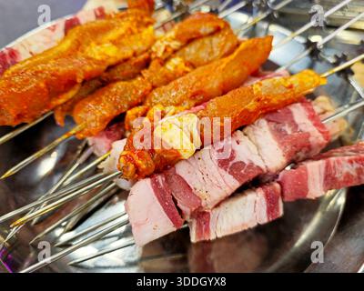 Fleisch- und Hühnerspieße auf einer Silberplatte Stockfoto