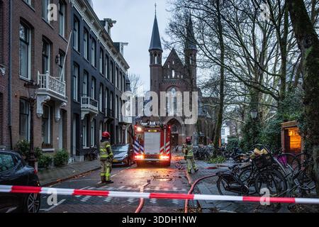 Amsterdam, Niederlande. Januar 2026. AMSTERDAM - Schäden an der Vondelkerk nach Feuer. Die Vondelkerk besteht nicht in der Gefahr eines weiteren Einsturzes; die Wände des brennenden Gebäudes bleiben stehen. Ein Statiker hat festgestellt, dass keine weitere Gefahr eines Einsturzes besteht. Dies wurde von der Sicherheitsregion Amsterdam-Amstelland berichtet. DINGENA MOL / ANP netherlands Out - belgien Out Credit: ANP/Alamy Live News Stockfoto
