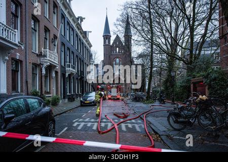 Amsterdam, Niederlande. Januar 2026. AMSTERDAM - Schäden an der Vondelkerk nach Feuer. Die Vondelkerk besteht nicht in der Gefahr eines weiteren Einsturzes; die Wände des brennenden Gebäudes bleiben stehen. Nach Angaben der Sicherheitsregion Amsterdam-Amstelland ist ein Statiker zu dem Schluss gekommen, dass keine weitere Gefahr eines Zusammenbruchs besteht. DINGENA MOL / ANP netherlands Out - belgien Out Credit: ANP/Alamy Live News Stockfoto
