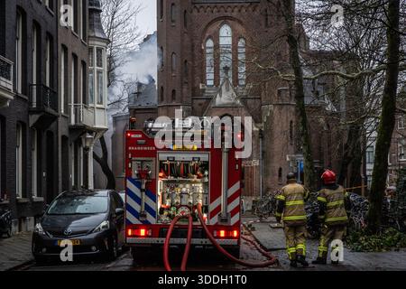 Amsterdam, Niederlande. Januar 2026. AMSTERDAM - Schäden an der Vondelkerk nach Feuer. Die Vondelkerk besteht nicht in der Gefahr eines weiteren Einsturzes; die Wände des brennenden Gebäudes bleiben stehen. Nach Angaben der Sicherheitsregion Amsterdam-Amstelland ist ein Statiker zu dem Schluss gekommen, dass keine weitere Gefahr eines Zusammenbruchs besteht. DINGENA MOL / ANP netherlands Out - belgien Out Credit: ANP/Alamy Live News Stockfoto