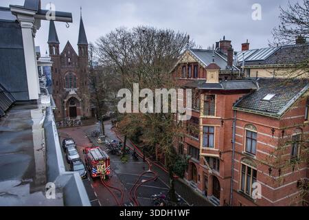 Amsterdam, Niederlande. Januar 2026. AMSTERDAM - Schäden an der Vondelkerk nach Feuer. Die Vondelkerk besteht nicht in der Gefahr eines weiteren Einsturzes; die Wände des brennenden Gebäudes bleiben stehen. Nach Angaben der Sicherheitsregion Amsterdam-Amstelland ist ein Statiker zu dem Schluss gekommen, dass keine weitere Gefahr eines Zusammenbruchs besteht. DINGENA MOL / ANP netherlands Out - belgien Out Credit: ANP/Alamy Live News Stockfoto