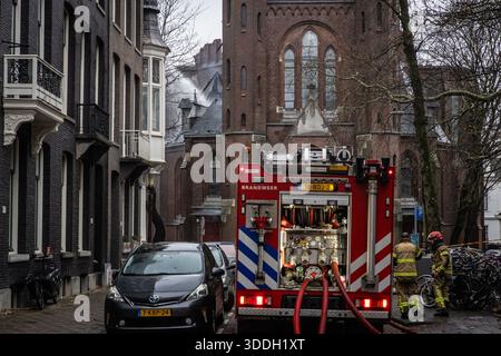 Amsterdam, Niederlande. Januar 2026. AMSTERDAM - Schäden an der Vondelkerk nach Feuer. Die Vondelkerk besteht nicht in der Gefahr eines weiteren Einsturzes; die Wände des brennenden Gebäudes bleiben stehen. Nach Angaben der Sicherheitsregion Amsterdam-Amstelland ist ein Statiker zu dem Schluss gekommen, dass keine weitere Gefahr eines Zusammenbruchs besteht. DINGENA MOL / ANP netherlands Out - belgien Out Credit: ANP/Alamy Live News Stockfoto