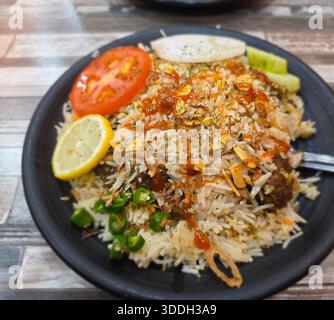 Köstliches Hammel Biryani Gericht mit Gemüse Stockfoto