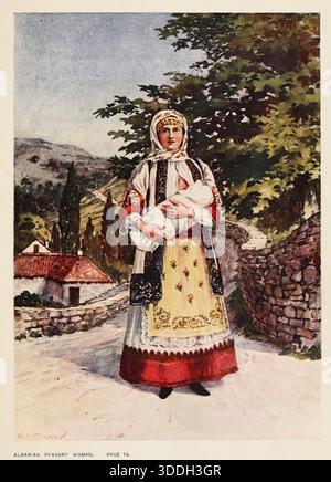 Albanische Mutter in traditioneller Kleidung mit ihrem gewickelten Säugling, stehend auf einem Dorfweg mit einer Steinmauer und einem Haus. Illustriert von EDWARD H. FITCHEW UND JOHN FULLEYLOVE, R.I veröffentlicht 1909 Stockfoto