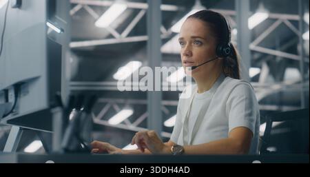 Der Spezialist verwaltet Netzwerksysteme von Workstation aus im Network Operations Center. Frau, Die Ein Professionelles Headset Trägt, Koordiniert Aufgaben. Proaktive Systemüberwachung und koordinierter digitaler Betrieb. Stockfoto
