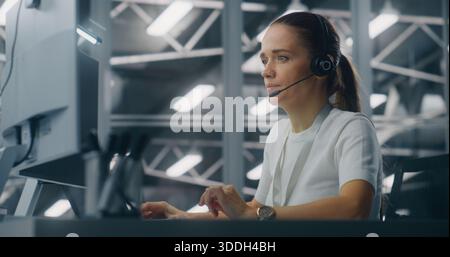 Der Spezialist verwaltet Netzwerksysteme von Workstation aus im Network Operations Center. Frau, Die Ein Professionelles Headset Trägt, Koordiniert Aufgaben. Proaktive Systemüberwachung und koordinierter digitaler Betrieb. Stockfoto