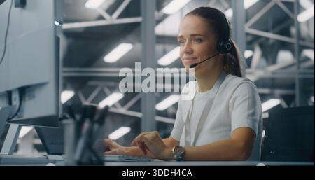 Der Spezialist verwaltet Netzwerksysteme von Workstation aus im Network Operations Center. Frau, Die Ein Professionelles Headset Trägt, Koordiniert Aufgaben. Proaktive Systemüberwachung und koordinierter digitaler Betrieb. Stockfoto