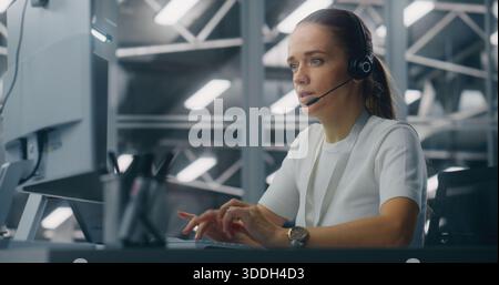 Der Spezialist verwaltet Netzwerksysteme von Workstation aus im Network Operations Center. Frau, Die Ein Professionelles Headset Trägt, Koordiniert Aufgaben. Proaktive Systemüberwachung und koordinierter digitaler Betrieb. Stockfoto