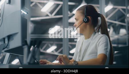 Der Spezialist verwaltet Netzwerksysteme von Workstation aus im Network Operations Center. Frau, Die Ein Professionelles Headset Trägt, Koordiniert Aufgaben. Proaktive Systemüberwachung und koordinierter digitaler Betrieb. Stockfoto