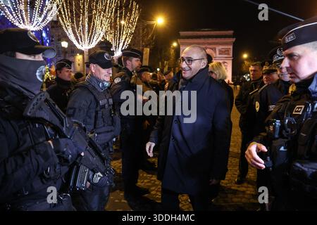 Paris, Frankreich. Dezember 2025 31. Frankreichs Innenminister Laurent Nunez begrüßt Polizeibeamte, die am 31. Dezember 2025 in Paris die Feierlichkeiten der Nachtschwärmer auf der Champs-Elysee-Avenue vor Silvester abhalten sollen. Foto: Alain JOCARD/Pool/ABACAPRESS.COM Credit: Abaca Press/Alamy Live News Stockfoto