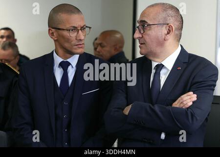 Saint Ouen, Frankreich. Dezember 2025 31. Der französische Innenminister Laurent Nunez spricht mit dem Bürgermeister von Saint-Ouen-sur-seine Karim Bouamrane (L), während er am 31. Dezember 2025 die Polizeiwache in der Pariser Vorstadt Saint-Ouen-sur-seine besucht. Foto: Alain JOCARD/Pool/ABACAPRESS.COM Credit: Abaca Press/Alamy Live News Stockfoto