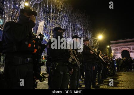 Paris, Frankreich. Dezember 2025 31. Polizeibeamte, die die Feierlichkeiten der Nachtschwärmer auf der Champs-Elysee-Avenue absichern sollen, stehen am 31. Dezember 2025 in Paris in der Nähe des Arc de Triomphe vor Silvester. Foto: Alain JOCARD/Pool/ABACAPRESS.COM Credit: Abaca Press/Alamy Live News Stockfoto