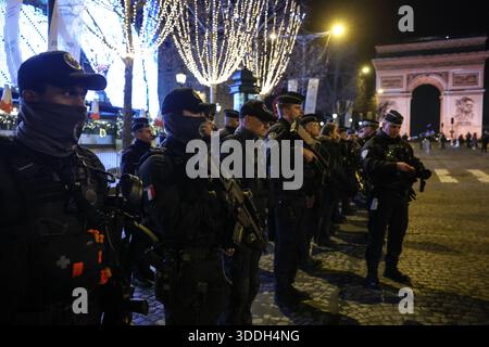 Paris, Frankreich. Dezember 2025 31. Polizeibeamte, die die Feierlichkeiten der Nachtschwärmer auf der Champs-Elysee-Avenue absichern sollen, stehen am 31. Dezember 2025 in Paris in der Nähe des Arc de Triomphe vor Silvester. Foto: Alain JOCARD/Pool/ABACAPRESS.COM Credit: Abaca Press/Alamy Live News Stockfoto