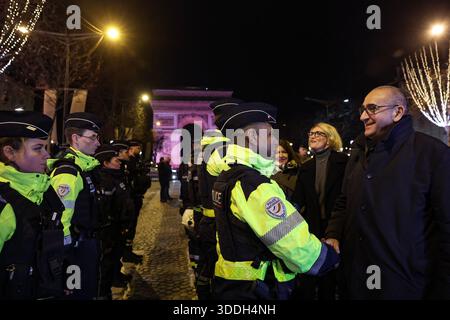 Paris, Frankreich. Dezember 2025 31. Frankreichs Innenminister Laurent Nunez begrüßt Polizeibeamte, die am 31. Dezember 2025 in Paris die Feierlichkeiten der Nachtschwärmer auf der Champs-Elysee-Avenue vor Silvester abhalten sollen. Foto: Alain JOCARD/Pool/ABACAPRESS.COM Credit: Abaca Press/Alamy Live News Stockfoto