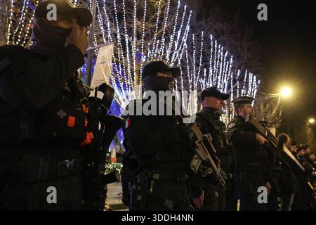 Paris, Frankreich. Dezember 2025 31. Polizeibeamte, die die Feierlichkeiten der Nachtschwärmer auf der Champs-Elysee-Avenue absichern sollen, stehen am 31. Dezember 2025 in Paris in der Nähe des Arc de Triomphe vor Silvester. Foto: Alain JOCARD/Pool/ABACAPRESS.COM Credit: Abaca Press/Alamy Live News Stockfoto