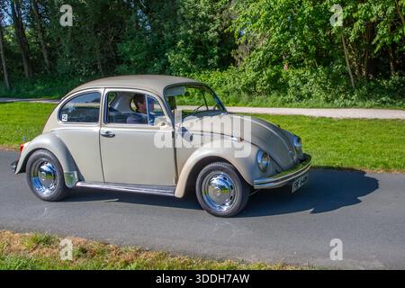 1970 70er Jahre Beige VW Volkswagen 1300 Beetle Peoples Benzinmotor 1285 ccm; auf der Lytham Hall Oldtimer und Performance, Sammler und Enthusiasten Motorshow. UK Stockfoto