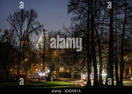 AMSTERDAM - Schäden an der Vondelkerk nach Feuer. Die Vondelkerk besteht nicht in der Gefahr eines weiteren Einsturzes; die Wände des brennenden Gebäudes bleiben stehen. Nach Angaben der Sicherheitsregion Amsterdam-Amstelland ist ein Statiker zu dem Schluss gekommen, dass keine weitere Gefahr eines Zusammenbruchs besteht. DINGENA MOL / ANP niederlande Out - belgien Out Stockfoto