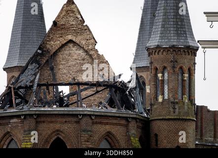 Amsterdam, Niederlande. Januar 2026. AMSTERDAM - Schäden an der Vondelkerk nach Feuer. Die Vondelkerk besteht nicht in der Gefahr eines weiteren Einsturzes; die Wände des brennenden Gebäudes bleiben stehen. Nach Angaben der Sicherheitsregion Amsterdam-Amstelland ist ein Statiker zu dem Schluss gekommen, dass keine weitere Gefahr eines Zusammenbruchs besteht. KOEN VAN WEEL / ANP netherlands Out - belgien Out Credit: ANP/Alamy Live News Stockfoto