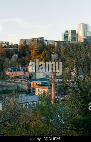 Die Passerelle, auch bekannt als das Luxemburger Viadukt, ist ein Viadukt in Luxemburg-Stadt im Süden Luxemburgs. Hochwertige Fotos Stockfoto