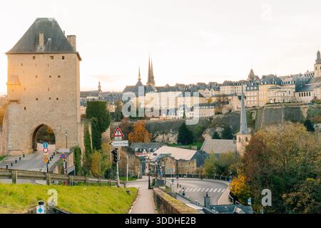 Die Passerelle, auch bekannt als das Luxemburger Viadukt, ist ein Viadukt in Luxemburg-Stadt im Süden Luxemburgs. Hochwertige Fotos Stockfoto