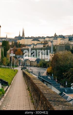 Die Passerelle, auch bekannt als das Luxemburger Viadukt, ist ein Viadukt in Luxemburg-Stadt im Süden Luxemburgs. Hochwertige Fotos Stockfoto