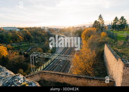 Die Passerelle, auch bekannt als das Luxemburger Viadukt, ist ein Viadukt in Luxemburg-Stadt im Süden Luxemburgs. Hochwertige Fotos Stockfoto