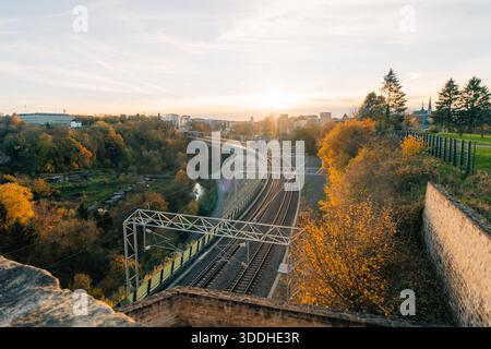 Die Passerelle, auch bekannt als das Luxemburger Viadukt, ist ein Viadukt in Luxemburg-Stadt im Süden Luxemburgs. Hochwertige Fotos Stockfoto