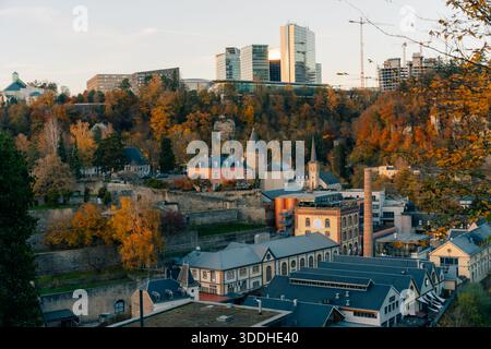 Die Passerelle, auch bekannt als das Luxemburger Viadukt, ist ein Viadukt in Luxemburg-Stadt im Süden Luxemburgs. Hochwertige Fotos Stockfoto
