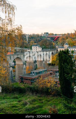 Die Passerelle, auch bekannt als das Luxemburger Viadukt, ist ein Viadukt in Luxemburg-Stadt im Süden Luxemburgs. Hochwertige Fotos Stockfoto