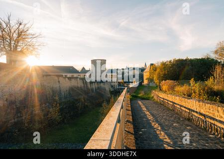 Die Passerelle, auch bekannt als das Luxemburger Viadukt, ist ein Viadukt in Luxemburg-Stadt im Süden Luxemburgs. Hochwertige Fotos Stockfoto