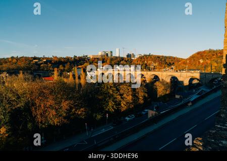 Die Passerelle, auch bekannt als das Luxemburger Viadukt, ist ein Viadukt in Luxemburg-Stadt im Süden Luxemburgs. Hochwertige Fotos Stockfoto