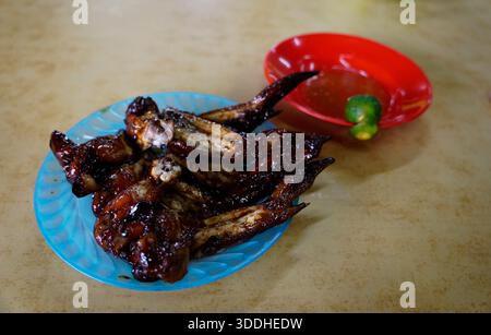 Köstliche bbq Chicken Wings serviert mit Kumquat Dressing Stockfoto