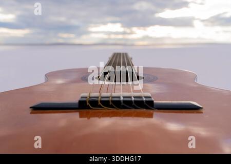 Ästhetische Nahaufnahme einer Gitarre in der Natur. Stockfoto
