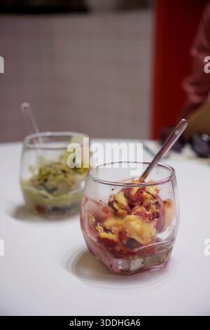Erdbeeren- und Mangofeis in Glasbecher Stockfoto