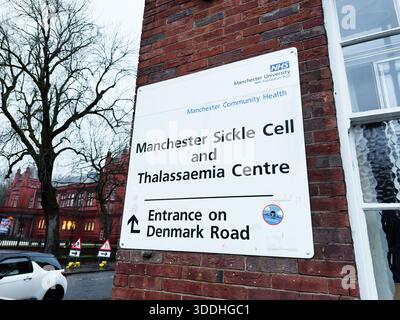 Manchester, Großbritannien - 06. Dezember 2025: Außenschild zum Manchester Sickle Cell and Thalassaemia Centre in Manchester, Großbritannien. Stockfoto