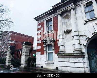 Manchester, Großbritannien - 06. Dezember 2025: Historisches Gebäude in Manchester mit Steinsäulen, Ziegelwerk und verzierten Fassadendetails. Stockfoto