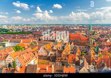 Nürnberger Stadtbild, Panoramablick auf die Altstadt Nürnbergs Altstadt Mitte mit roten Ziegeldächern Bunte mittelalterliche Gebäude, St. SE Stockfoto
