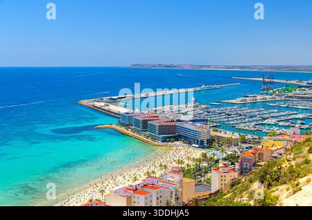 Panoramablick auf die Altstadt von Alicante, Panorama auf das historische Zentrum von Alicante mit Strand Playa del Postiguet, Hafen von Alicante Yachthafen Stockfoto