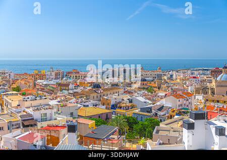 Panoramablick auf die Altstadt von Alicante mit Häusern und Gebäuden, Panorama auf das historische Zentrum von Alicante, Bahia de Alicante Bucht von Mediterranea Stockfoto