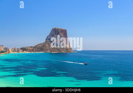 Penyal d'IFAC Naturpark Berg Penon de Ifach Calpe Küste aus der Vogelperspektive Costa Blanca Küste, Bahia de Calpe Bucht Mittelmeer, azurblauer Türkis Stockfoto