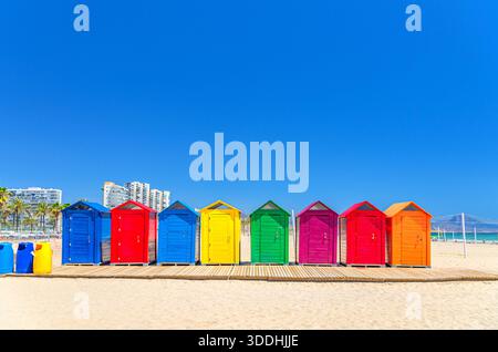 Playa San Juan Strand in Alicante Stadt, hölzerne bunte Lagerhütten Schuppen für Sportausrüstung, Holzstege, Strandwege am Sandstrand Stockfoto