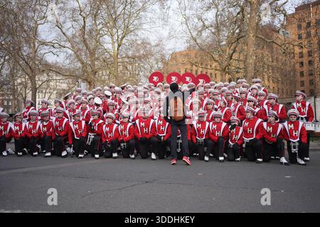 Darsteller vor der Neujahrsparade im Zentrum von London. Bilddatum: Donnerstag, 1. Januar 2026. Stockfoto