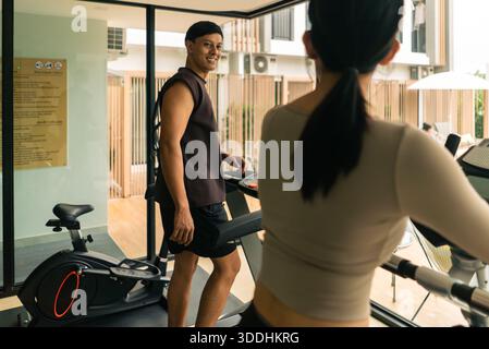 Personen, die im Fitnesscenter trainieren. Mann und Frau trainieren Stockfoto