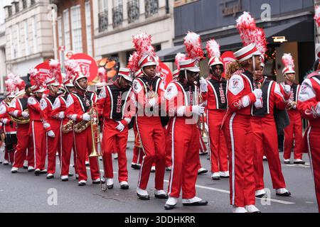 Darsteller vor der Neujahrsparade im Zentrum von London. Bilddatum: Donnerstag, 1. Januar 2026. Stockfoto