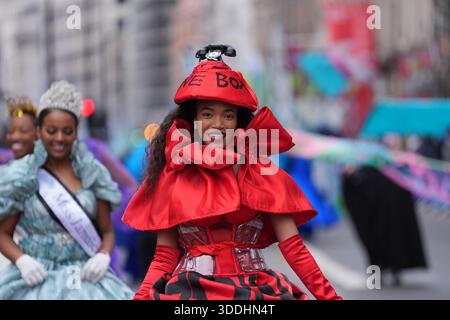 Darsteller während der Neujahrsparade im Zentrum von London. Bilddatum: Donnerstag, 1. Januar 2026. Stockfoto