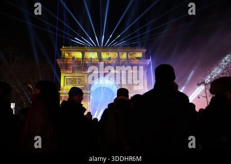 Paris, Frankreich. Dezember 2025 31. © PHOTOPQR/LE PARISIEN/Le Parisien/Arnaud Journois ; PARIS ; 31/12/2025 ; Paris Champs Elysées nuit du 31 décembre 2025 au 1er janvier 2026. Festivités du Nouvel an sur les Champs Elysées Foto Le Parisien/Arnaud Journois - Silvester in Paris auf den Champs-Elysées Credit: MAXPPP/Alamy Live News Stockfoto